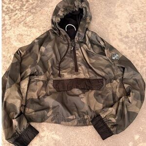 Hollister Camouflage Crop Hoodie Fleece Lining Windbreaker Women's Size S Camo